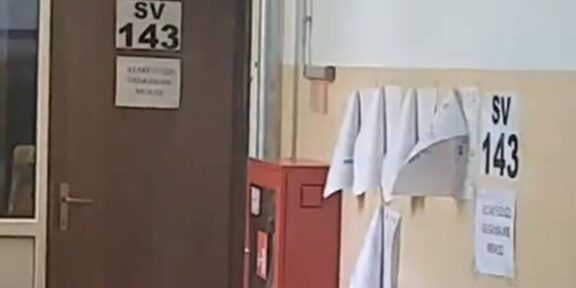 (VIDEO) Scandal la o secție de votare din Constanța. Un deputat s-a certat cu președinta și membrii secției: „Eu nu suport să urle o muiere la mine!”