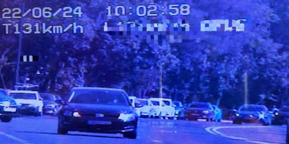 CONSTANŢA. Amendă de 3.300 de lei şi permisul reţinut pentru un şofer care circula cu 131 km/h pe bulevardul 1 Mai