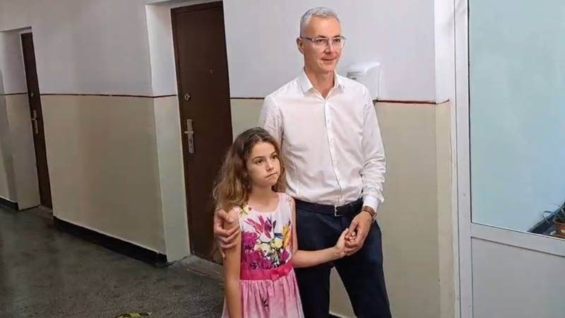 Stelian Ion a votat însoțit de fetița sa: „Îndemn oamenii să vină masiv la vot, să-și exprime opțiunea”