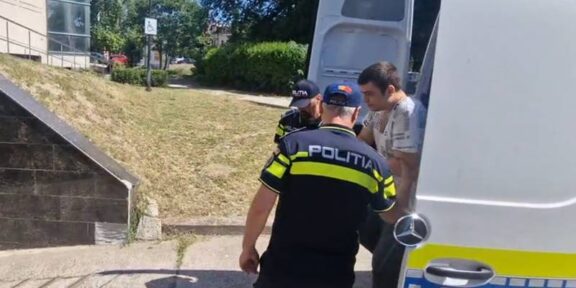 Studentul care i-a dat foc unui profesor și-a recunoscut fapta: a declarat că voia doar să îl sperie și să se răzbune pentru nota primită – a fost arestat preventiv