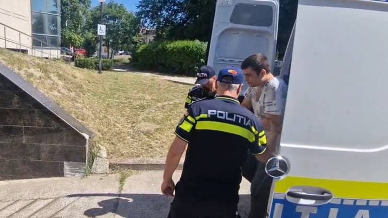 Studentul care i-a dat foc unui profesor și-a recunoscut fapta: a declarat că voia doar să îl sperie și să se răzbune pentru nota primită – a fost arestat preventiv