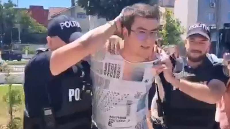 CONSTANȚA. Studentul care și-a incendiat profesorul din cauza unei note a fost prins și dus la sediul IPJ. I-a înjurat pe jurnaliștii care i-au pus întrebări: „Bă, ia să-mi s…”