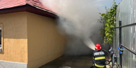 TULCEA. Locuinţă cuprinsă de flăcări – pompierii au reuşit să împiedice ca incendiul să se extindă la gospodăriile din apropiere
