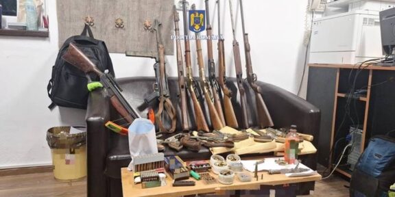 TULCEA. 21 de arme, 780 de gloanțe și mitraliere germane din Al Doilea Război Mondial, găsite în locuința unui bărbat de 70 de ani