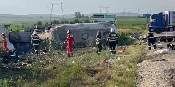 Carnagiu pe un drum din ţară. Cinci morţi într-un accident înfiorător
