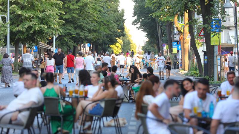 Constanța Coffee Break continuă! Și în acest weekend, bulevardul Tomis, tronsonul cuprins între Capitol și Miga, se transformă în zonă de promenadă