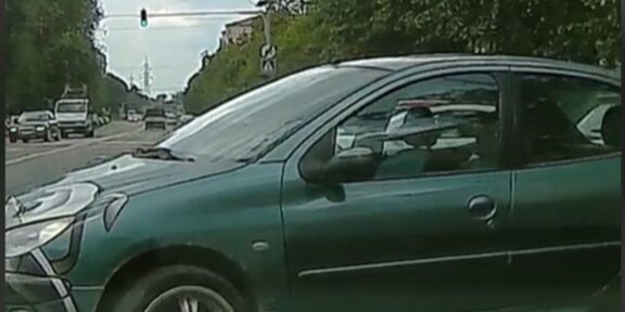 Imagini inedite la Oradea! O mașină fără șofer a traversat patru benzi și a parcat pe singurul loc liber – VIDEO