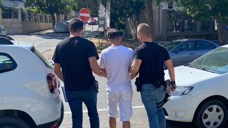 CONSTANȚA. Tânăr arestat după ce a furat trei trotinete electrice: prejudiciul se ridică la 17.000 de lei