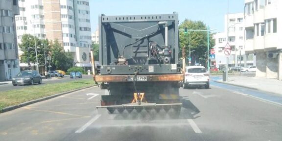 Străzile din municipiul Constanța, stropite cu apă în zilele caniculare