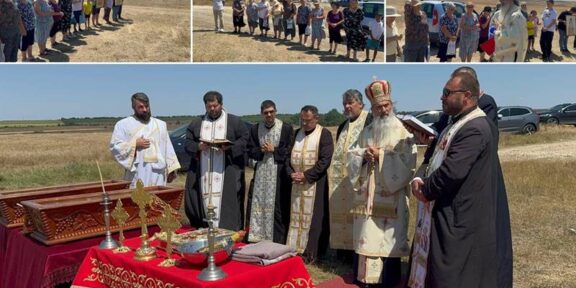 (FOTO) ÎPS Teodosie s-a rugat pentru ploaie pe un câmp din apropierea localității Poiana, alături de preoți și credincioși