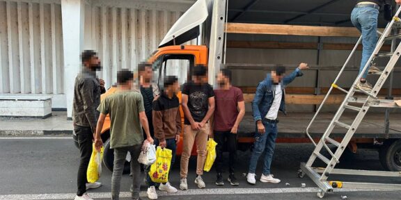 Zece sirieni depistați de poliţiştii de frontieră de la PTF Vama Veche. Erau ascunși în compartimentul marfă al unei autoutilitare
