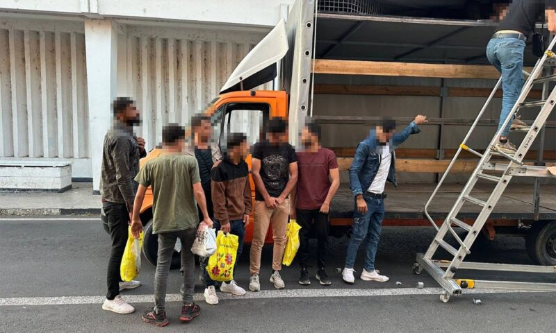 Zece sirieni depistați de poliţiştii de frontieră de la PTF Vama Veche. Erau ascunși în compartimentul marfă al unei autoutilitare