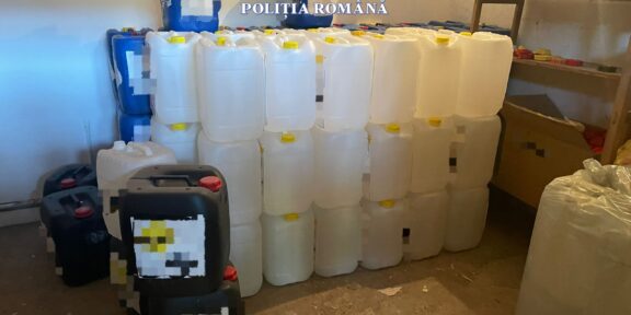 Poliţişti constănţeni, percheziţii la o societate comercială din județul Vâlcea. Au fost ridicaţi 8.500 de litri de precursori de explozivi și substanțe periculoase