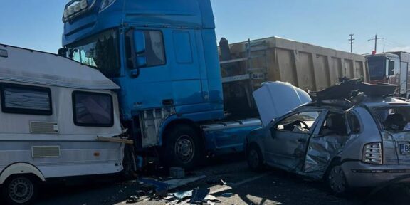 Accident între un TIR și o mașină cu rulotă, între Stupina și Crucea: două femei au ajuns la spital