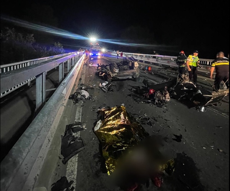 Carnagiu pe o şosea din ţară provocat de un şofer în vârstă de 22 de ani. Cinci morţi după o depăşire