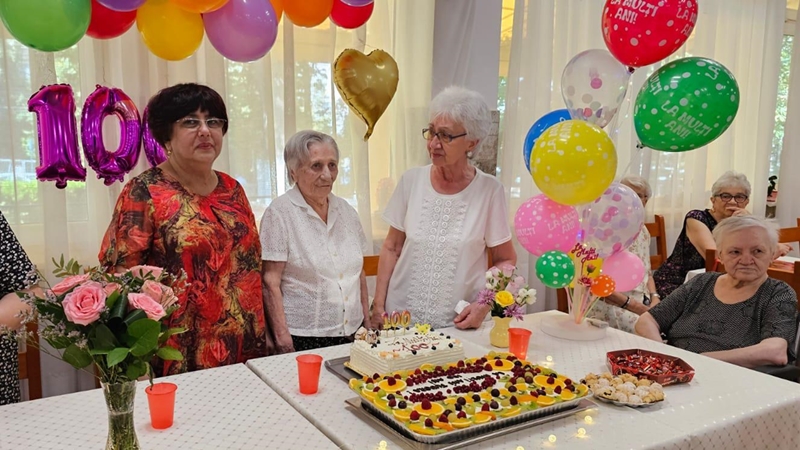 (FOTO) CONSTANȚA. Un secol de viață și înțelepciune. Doamna Tudora și-a sărbătorit cea de-a 100-a aniversare la Căminul pentru Persoane Vârstnice
