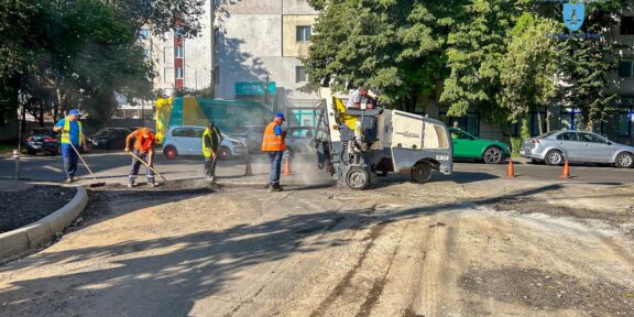 Lucrări de asfaltare pe strada Alexandru Cel Bun. Traficul este restricționat total!