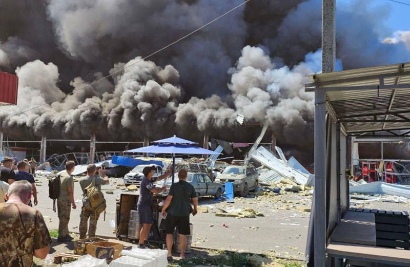 Ruşii au bombardat un supermarket din Ucraina. Sunt cel puţin 10 morţi şi 35 de răniţi
