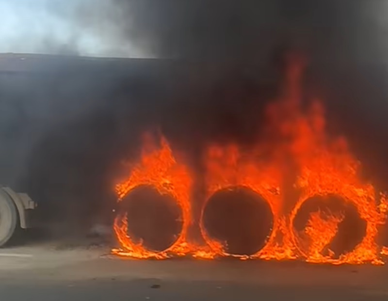 Incendiu pe podul de la Agigea. Un camion încărcat cu piatră a luat foc