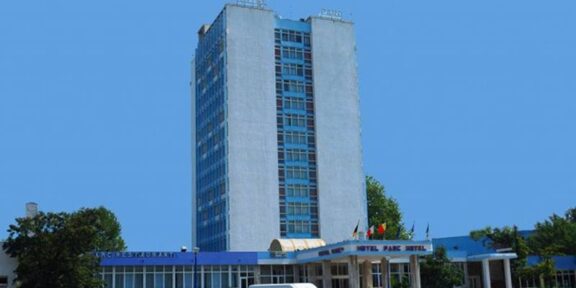 Un turist s-a aruncat de la etajul 10 al unui hotel din stațiunea Mamaia