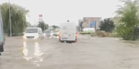 Întârzieri pe liniile CT Bus din cauza acumulărilor mari de apă de pe șosele