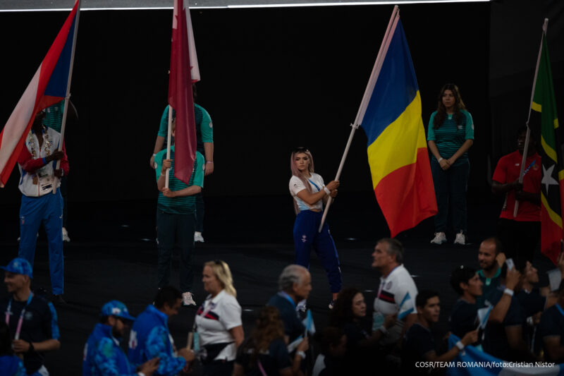 Flacăra olimpică de la Paris a fost stinsă – Tom Cruise a coborât în rapel de pe acoperişul Stade de France. Mihaela Cambei a defilat cu drapelul României
