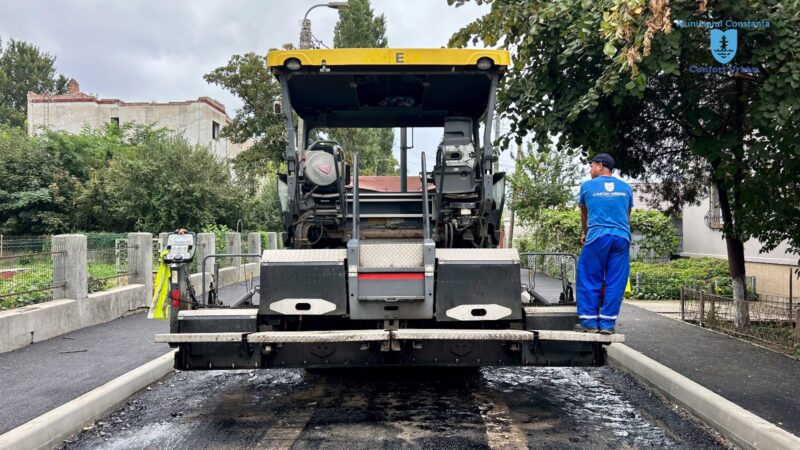 Primăria Constanţa: Continuă lucrările de reabilitare a carosabilului în cartierul Palas