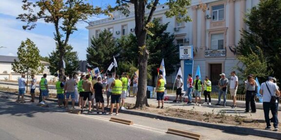 CONSTANȚA. Protest al sindicaliștilor din Poliție în fața sediului IPJ: logistica precară și planificarea nelegală a orelor de muncă, printre nemulțumiri – răspunsul instituției