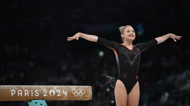 JOCURILE OLIMPICE. Constănțeanca Sabrina Maneca Voinea, locul 8 în finală la bârnă, după ce a căzut de două ori