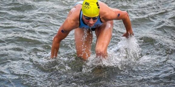 JOCURILE OLIMPICE. O sportivă belgiană a ajuns la spital după ce a înotat în Sena la proba de triatlon