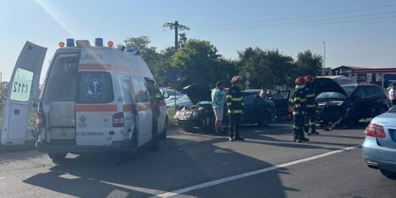 (FOTO) Accident între trei mașini, pe varianta Ovidiu: trei persoane au ajuns la spital