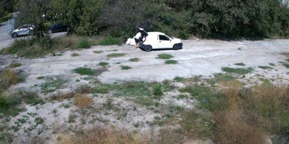 (FOTO) CONSTANȚA. Amendat cu 30.000 de lei și lăsat fără autoturism după ce a fost prins aruncând deșeuri provenite din construcții pe un teren privat