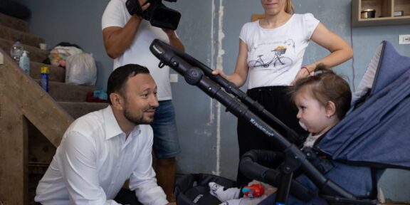 CONSTANŢA. Ministrul Mediului, în vizită la oamenii afectaţi de inundaţii din Amzacea. „La iarnă, cel târziu, sperăm ca toată lumea să doarmă în propria casă”