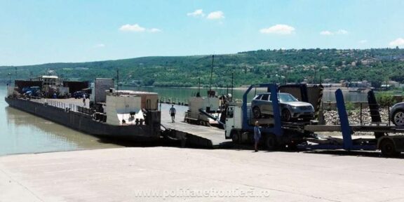 Bacul care traversează Dunărea la Bechet, oprit din cauza nivelului scăzut al Dunării. Cei care trec graniţa spre Bulgaria trebuie să se îndrepte către alte puncte de trecere