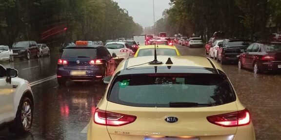 Întârzieri pe toate liniile CT Bus, din cauza ploii: linia 43 M a fost deviată, iar linia City Tour nu va circula
