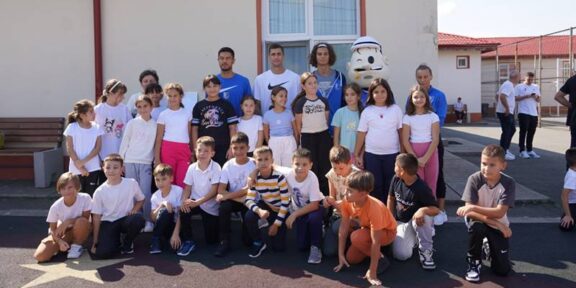(FOTO) Fotbaliștii de la Farul Constanța, în vizită la școlile din 23 August și Tuzla, în cadrul proiectului „Învățăm să fim campioni – Școala, primul pas spre performanță”