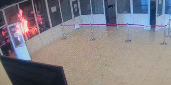 Incident grav la Parlamentul României. O persoană a aruncat cu benzină în interiorul clădirii – VIDEO