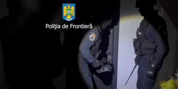(FOTO/VIDEO)Grupare de traficanți de migranți, destructurată de polițiștii de frontieră: migranții plăteau până la 11.000 de euro pentru a trece ilegal granița – două persoane arestate