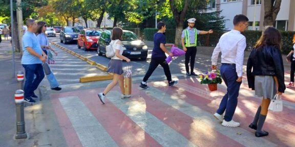 Polițiștii locali constănțeni, alături de elevi la începutul noului an școlar