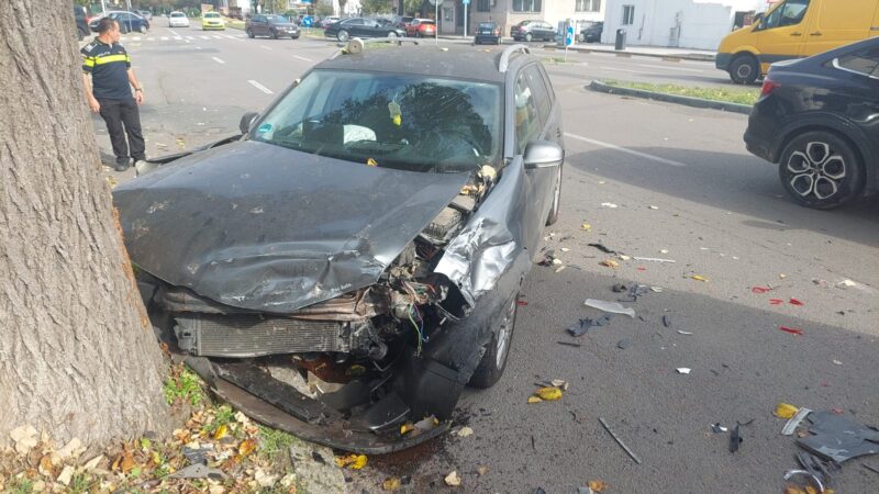 Accident în faţa sediului IPJ Constanţa. Două persoane au ajuns la spital după impactul dintre două maşini – un autoturism a fost proiectat într-un copac