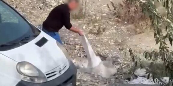 CONSTANŢA. Bărbat amendat cu 30.000 lei după ce a aruncat gunoi din construcţii pe plajă. Poliţiştii i-au confiscat şi maşina