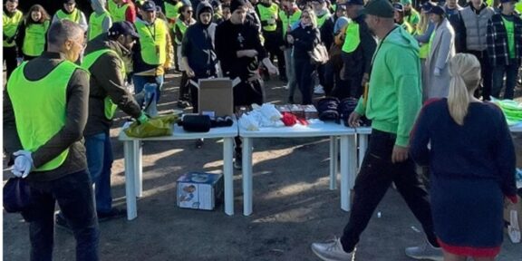 Sute de constănţeni, printre care şi realizatorul emisiunii „Între alb şi Negru” de la Constanţa TV, au strâns gunoaiele din curtea Palatului Copiilor