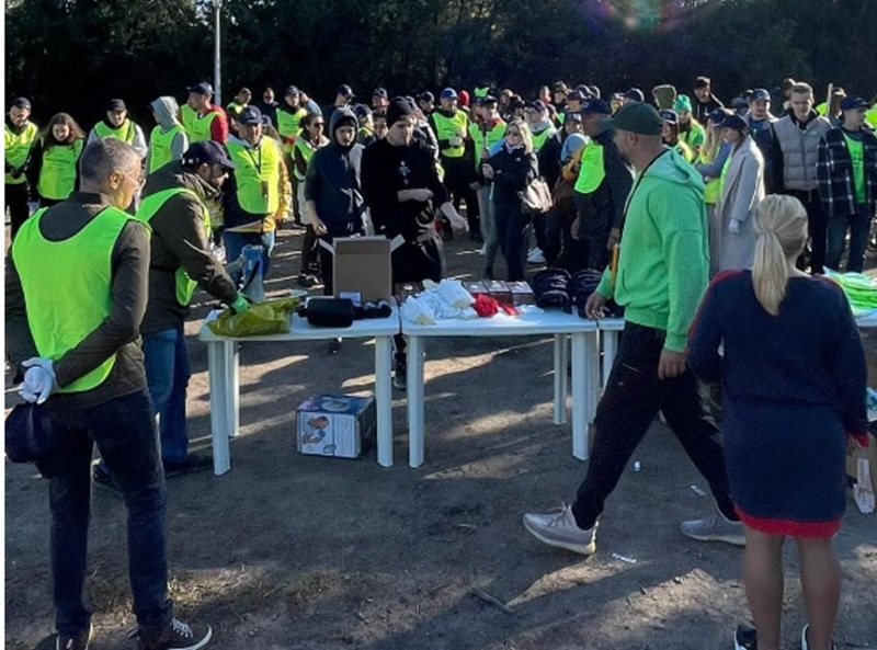 Sute de constănţeni, printre care şi realizatorul emisiunii „Între alb şi Negru” de la Constanţa TV, au strâns gunoaiele din curtea Palatului Copiilor