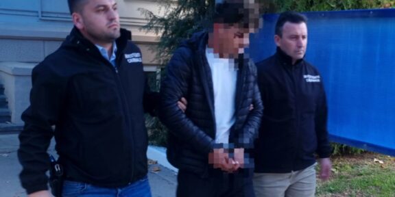 CONSTANŢA. Tânăr de 18 ani, reţinut de poliţişti după ce a bătut o persoană şi i-a furat telefonul