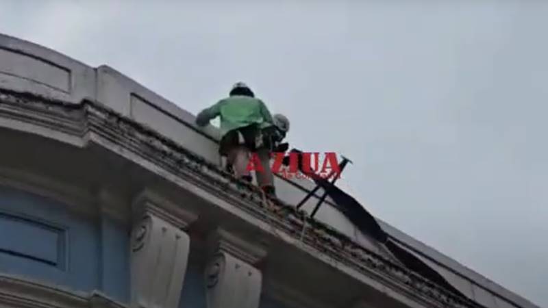 Protest al organizației Greenpeace, în Constanța: mai multe persoane s-au urcat pe clădirea ACROPO – la fața locului intervin pompierii