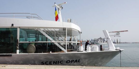 Nava fluvială Scenic Opal, schimb de pasageri în Portul Constanța
