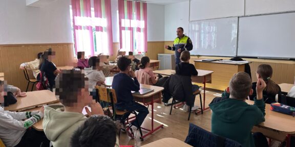 Zeci de elevi din școlile constănțene s-au întâlnit cu poliţişti de la Serviciul Siguranță Școlară și Prevenirea Criminalității