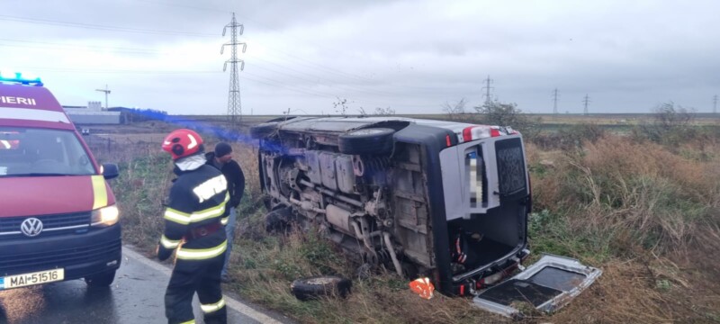 Accident în această dimineaţă, în judeţul Constanţa. Un microbuz s-a răsturnat după impactul cu o maşină – 7 persoane rănite