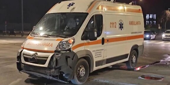 Accident în Constanţa între o ambulanţă şi o maşină. Şoferul autoturismului şi pasagera din dreapta au ajuns la spital