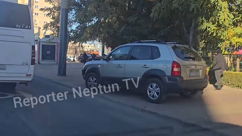 (VIDEO) CONSTANȚA. Bărbat în vârstă de 61 de ani amendat după ce a fost surprins circulând cu mașina pe trotuar